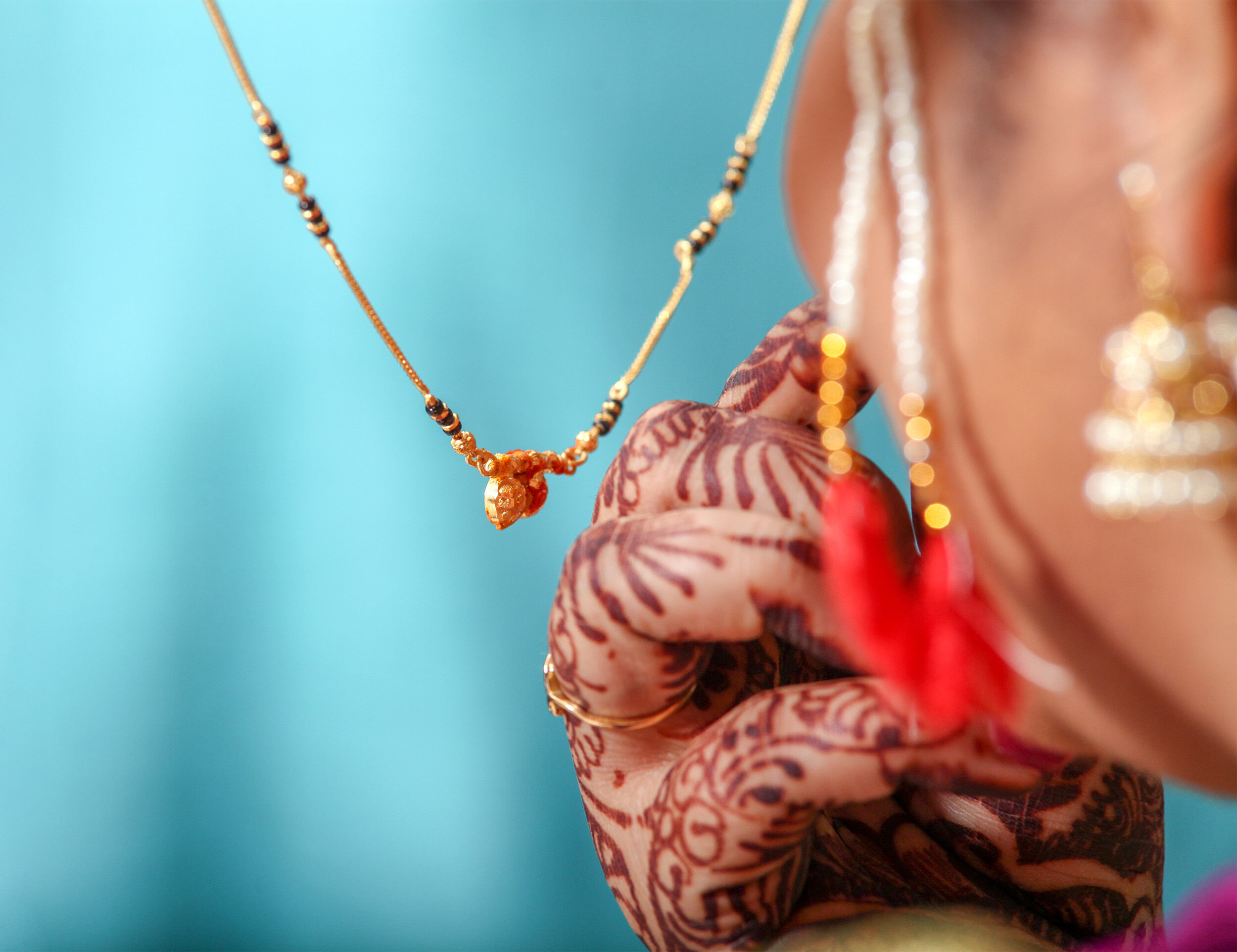 A bride flaunting her gold mangalsutra